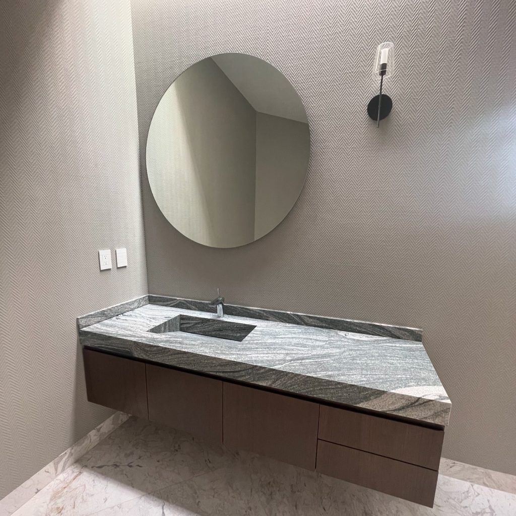 Instagram post from solucionenmobiliario. This post is in position 0.