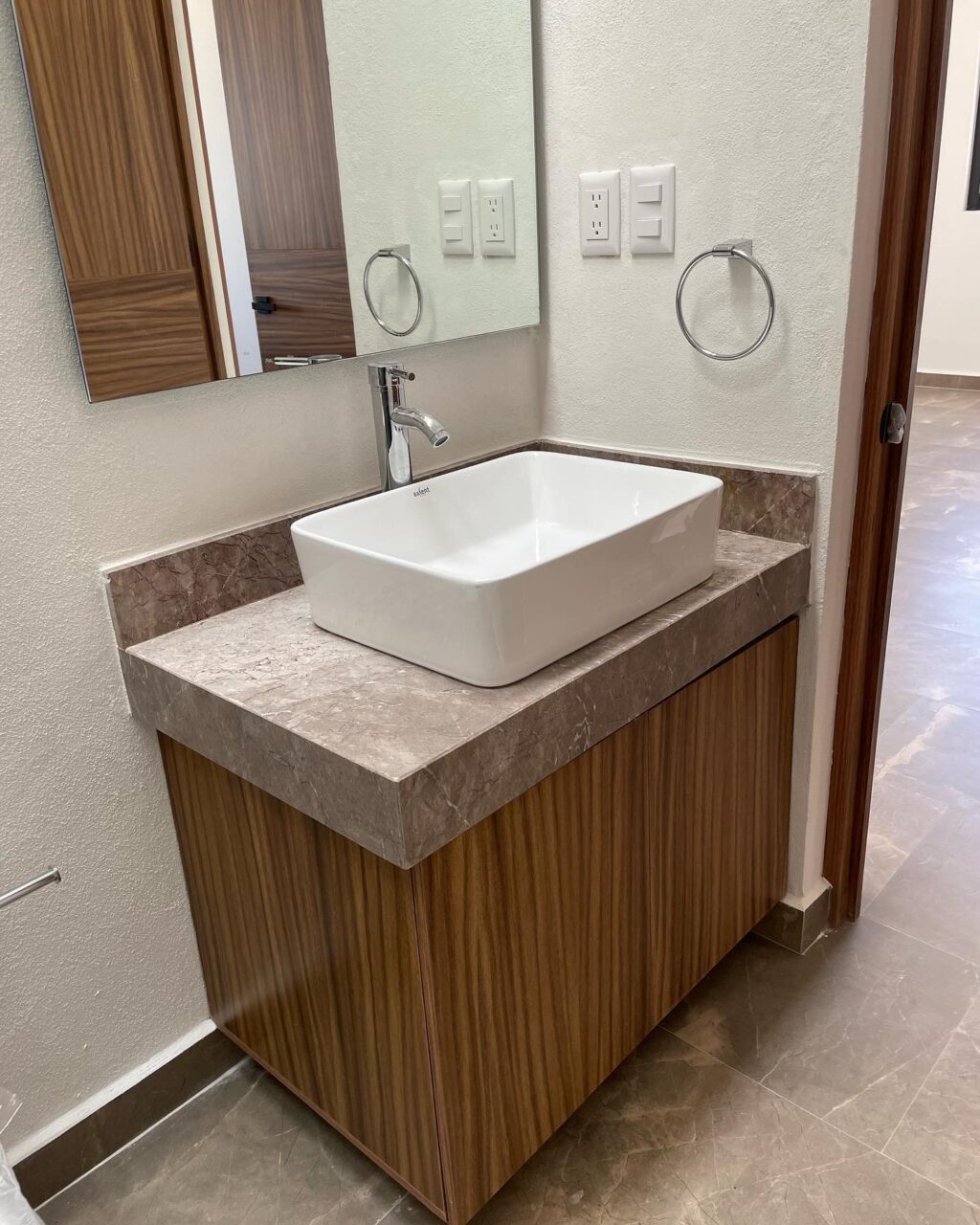 Instagram post from solucionenmobiliario. This post is in position 4.