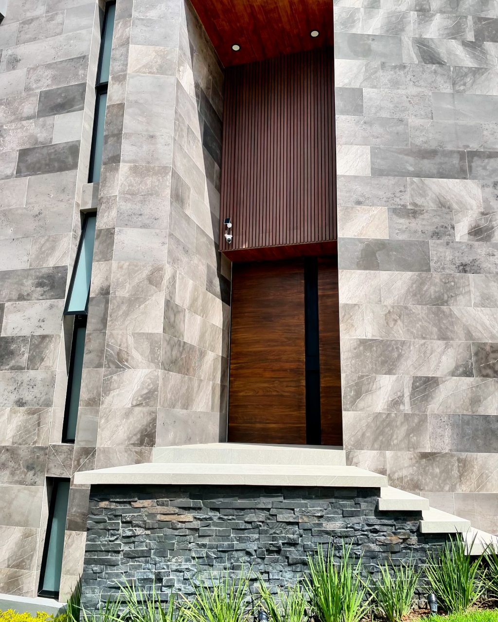 Instagram post from solucionenmobiliario. This post is in position 7.